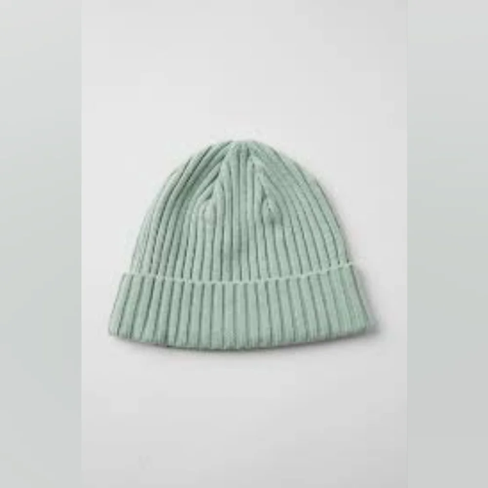 Alo Yoga Cashmere Beanie - Picture 5 of 9